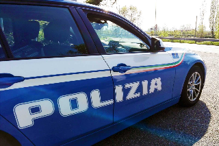 Ancona – Giovane aggredisce i titolari di un bar ed un agente, primo Daspo del 2026